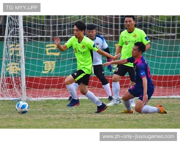 冠军球队球员参与社区环保活动树立良好形象，社区足球队